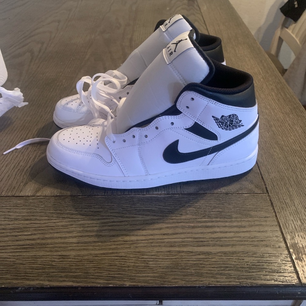 Jordan White and Black Classic Low-Top Sneakers - Picture 3 of 11
